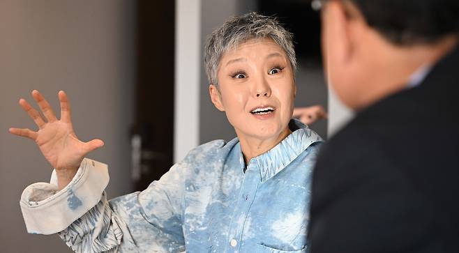 가수 이은미가 19일 오후 서울 용산구 헤럴드스퀘어를 찾아 김영상 코리아헤럴드 사장과 환담을 나누고 있다. 이상섭 기자