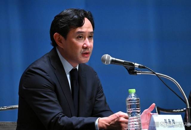 최윤범 고려아연 회장이 지난달 13일 오후 서울 중구 대한상공회의소에서 열린 기자회견에 참석해 취재진의 질의에 답변하고 있다. 임세준 기자