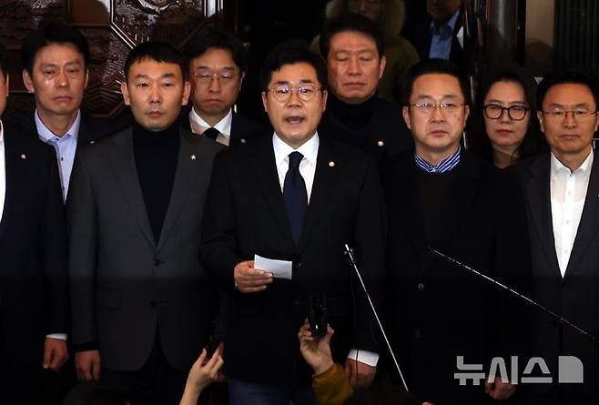 [서울=뉴시스] 조성봉 기자 = 박찬대 더불어민주당 원내대표가 4일 서울 여의도 국회 본회의장 앞에서 윤석열 대통령의 하야를 촉구하는 성명을 발표하고 있다.  2024.12.04. suncho21@newsis.com