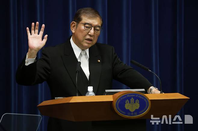 [도쿄=AP/뉴시스]이시바 시게루(石破茂) 일본 총리는 4일 한국에서 비상계엄령이 선포됐다가 해제된 사태와 관련 "특단하고 중대한 관심을 가지고 주시하고 있다"고 밝혔다. 사진은 이시바 총리가 지난달 11일 도쿄 총리관저에서 기자 회견을 하고 있는 모습. 2024.12.04.