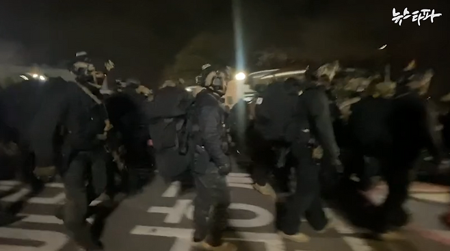 ▲계엄군이 국회 본청에서 물러가고 있다.