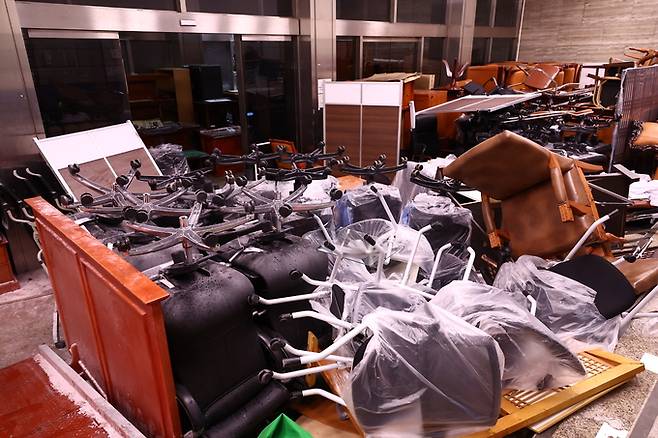 윤석열 대통령의 비상계엄 해제 요구 결의안이 국회 본회의에서 통과된 4일 새벽 서울 여의도 국회 본청 내부가 계엄군을 막기 위한 가구들로 아수라장이 돼 있다. 뉴스1