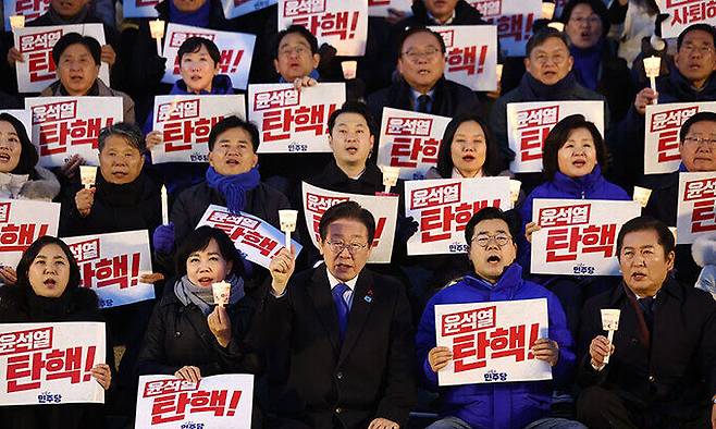 더불어민주당 이재명 대표(앞줄 가운데) 등 민주당 의원들이 4일 오후 국회에서 열린 ‘윤석열 대통령 사퇴촉구 탄핵추진 범국민 촛불문화제’에 참석해 윤 대통령에 대한 사퇴를 압박하고 있는 모습. 연합뉴스