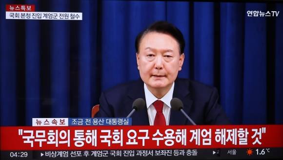 윤석열 대통령, 계엄 해제 발표 - 윤석열 대통령이 4일 새벽 서울 용산 대통령실에서 추가 담화를 통해 비상계엄 선포 해제를 발표하는 장면이 방송되고 있다. 2024.12.4 연합뉴스