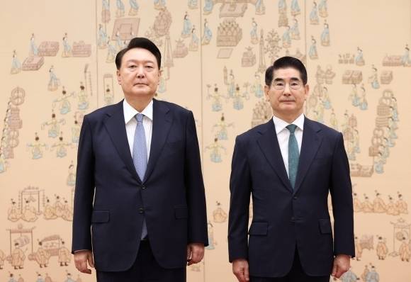 윤석열(왼쪽) 대통령이 6일 서울 용산 대통령실 청사에서 김용현 국방부 장관에게 임명장을 수여한 뒤 기념촬영을 하고 있다. 2024.9.6 연합뉴스