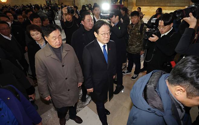 이재명 더불어민주당 대표와 의원들이 4일 새벽 국회에서 긴급 비공개 의원총회장으로 향하는 모습 ⓒ연합뉴스