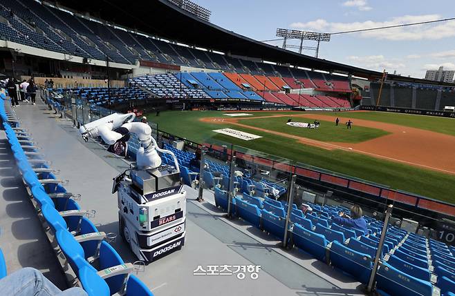 신종 코로나바이러스 감염증(코로나19) 여파로 프로야구가 시즌 중 중단된 2021년 8월 잠실야구장 방역이 이뤄지고 있다. 연합뉴스