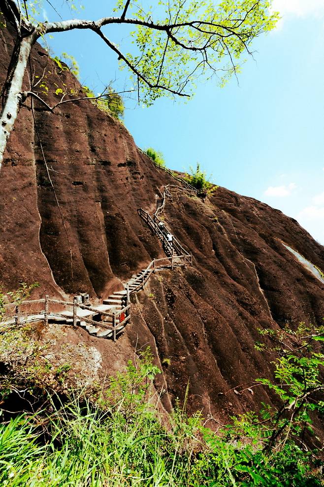 눈앞에 끝도 없이 펼쳐지는 돌계단. 아찔하다