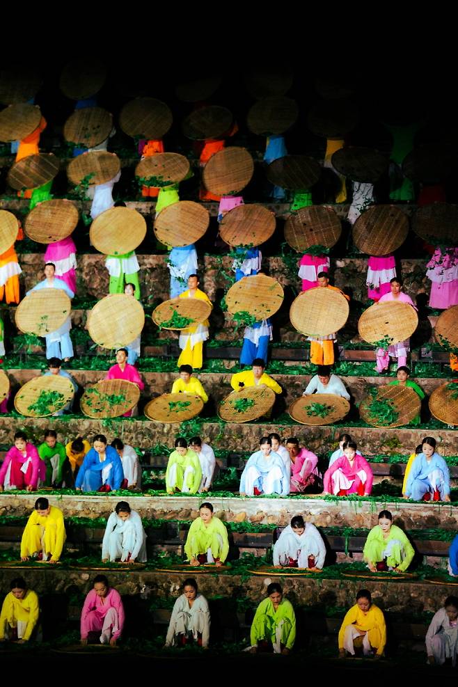 공중에 흩뿌려지는 찻잎, 공연의 피날레를 알리는 명장면이다
