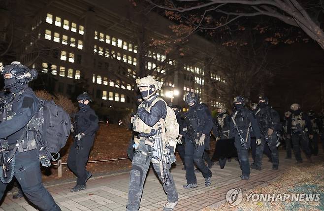 국회에서 철수하는 군병력 (서울=연합뉴스) 김주성 기자 = 국회 본회의에서 비상계엄 해제를 의결한 4일 새벽 군 병력이 국회에서 철수하고 있다. 2024.12.4 utzza@yna.co.kr