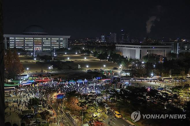 계엄 해제 요구안 가결, 대치는 계속 (서울=연합뉴스) 신현우 기자 = 국회가 비상계엄 해제 요구 결의안을 가결한 4일 새벽 국회 앞에서 시민들이 국회 출입을 통제하는 경찰과 대치하고 있다. 2024.12.4 nowwego@yna.co.kr