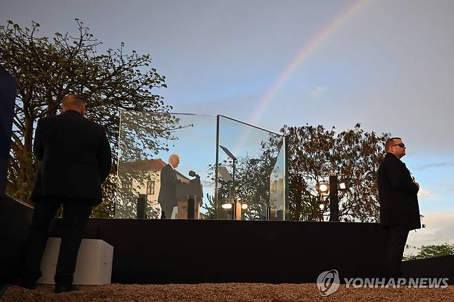 앙골라 국립노예박물관에서 연설하는 조 바이든 미국 대통령 (루안다 AFP=연합뉴스) 조 바이든 미국 대통령이 3일(현지시간) 앙골라 루안다의 국립노예박물관에서 연설하고 있다. 2024.12.3 photo@yna.co.kr