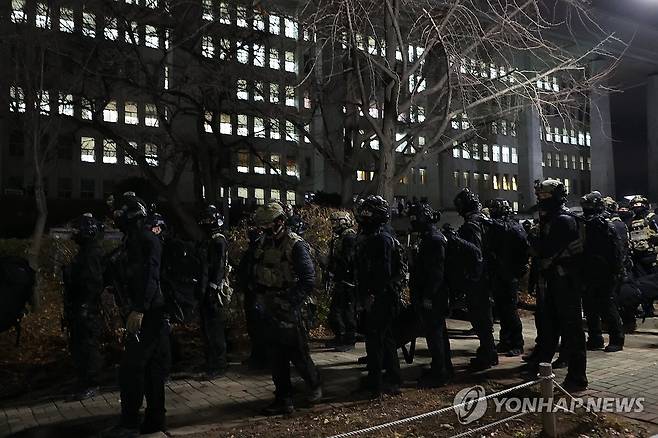 국회에서 철수하는 군병력 (서울=연합뉴스) 김주성 기자 = 국회 본회의에서 비상계엄 해제를 의결한 4일 새벽 군 병력이 국회에서 철수하고 있다. 2024.12.4 utzza@yna.co.kr