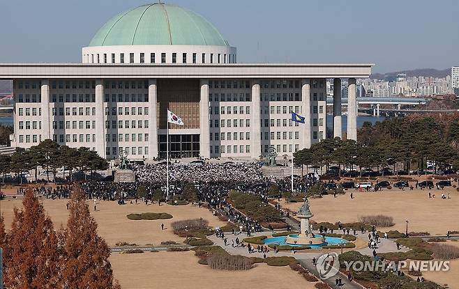 윤 대통령 사퇴촉구 탄핵추진 비상시국대회 (서울=연합뉴스) 김인철 기자 = 더불어민주당, 조국혁신당, 진보당 등 야당 의원들과 시민단체 회원들이 4일 오전 서울 여의도 국회 본청 앞 계단에서 '윤석열 대통령 사퇴촉구 탄핵추진 비상시국대회'를 하고 있다. 2024.12.4 yatoya@yna.co.kr