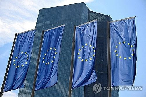 ECB 앞의 유럽연합 깃발 [로이터 연합뉴스 자료사진. 재판매 및 DB 금지]