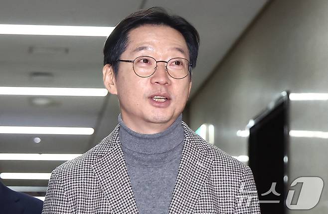 김경수 전 경남도지사가 5일 오후 서울 여의도 국회에서 이재명 더불어민주당 대표를 접견하기 위해 당대표실로 향하고 있다. 2024.12.5/뉴스1 ⓒ News1 김민지 기자