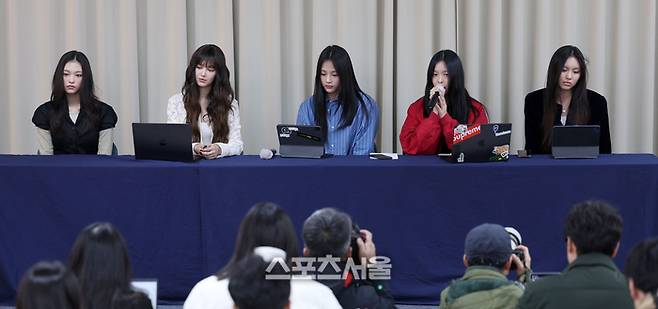 그룹 뉴진스가 28일 서울 강남구 스페이스쉐어 삼성역센터에서 어도어와의 전속계약 해지 관련 긴급 기자회견을 하고 있다. 왼쪽부터 해린, 다니엘, 하니, 민지, 혜인.
