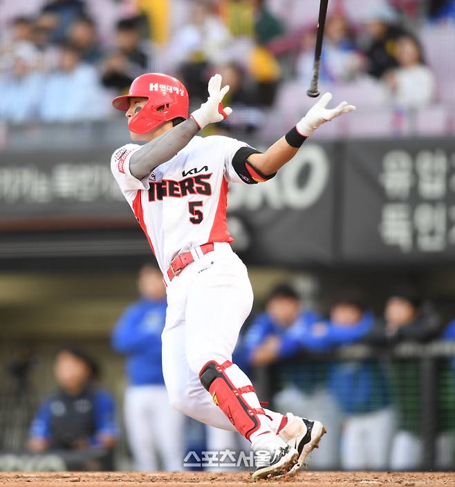 KIA 김도영이 광주-기아 챔피언스 필드에서 열린 2024 KBO 한국시리즈 1차전 삼성과 경기에서 7회말 적시타를 치고 있다. 광주 | 최승섭기자 thunder@sportsseoul.com