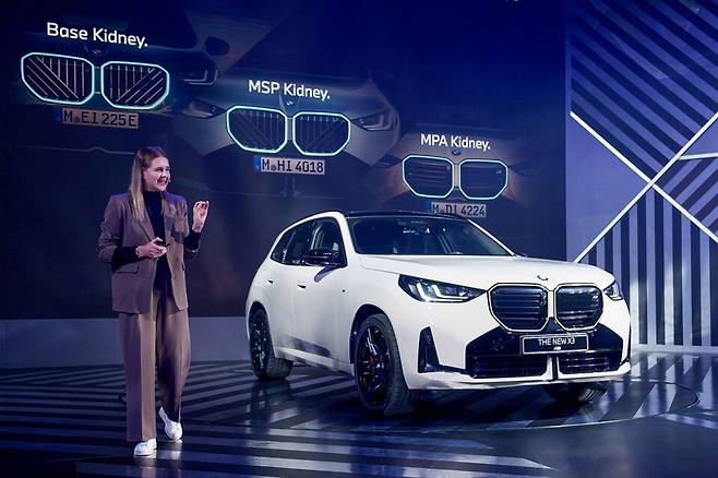 BMW 뉴 X3 출시 행사에서 발표하는 메신 카타리나 BMW 코리아 상품기획팀 매니저