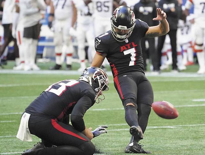 Younghoe Koo (right) kicks a 3-point field goal in an NFL game. /AP Yonhap News