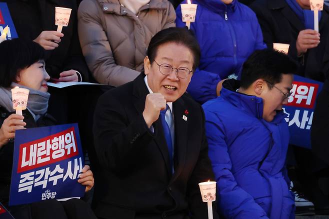 더불어민주당 이재명 대표가 4일 오후 여의도 국회에서 열린 윤석열 대통령 탄핵 요구 집회에서 오른속 주먹을 쥔 채로 웃고 있다. /뉴시스