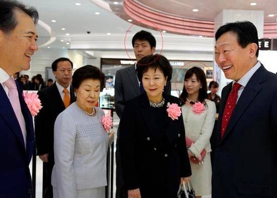 신동빈(오른쪽) 롯데그룹 회장이 2016년 3월 31일 일본 도쿄에서 열린 롯데면세점 긴자 매장 개점식에서 참가자와 대화하고 있다. 신 회장의 누나인 신영자(가운데) 전 롯데복지재단 의장과 어머니(앞줄 왼쪽 두번째), 신 회장의 아들 유열 씨 부부(붉은 원) 등이 함께 자리했다. /조선DB