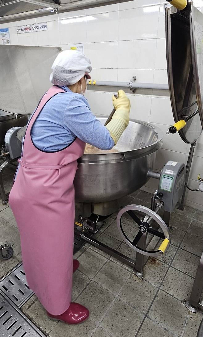 전북 전주의 ㄱ초등학교 급식실에서 조리종사원이 조리하고 있다. 공공운수노조 교육공무직본부 제공