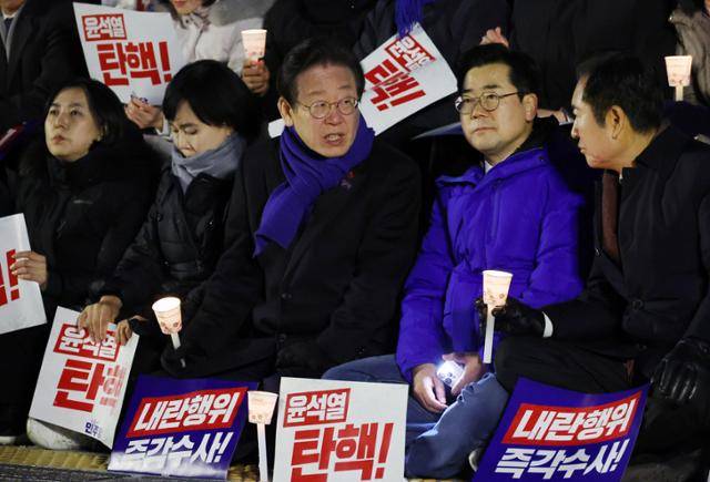 4일 국회에서 열린 윤석열 대통령 사퇴 촉구·탄핵 추진 범국민 촛불문화제에서 더불어민주당 이재명 대표와 박찬대 원내대표, 전현희 최고위원, 정청래 의원이 대화하고 있다. 뉴시스
