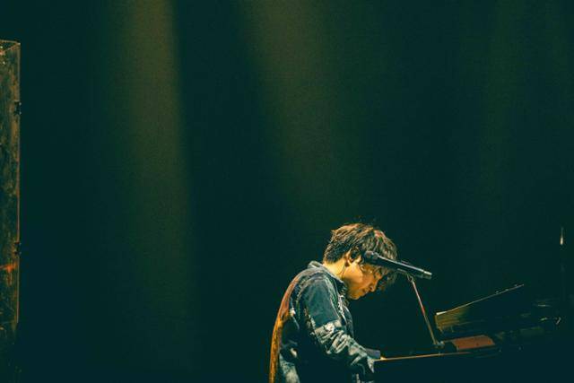 지난달 30일, 이달 1일 경기 일산 킨텍스에서 두 번째 내한공연을 한 일본 밴드 오피셜 히게 단디즘의 보컬 후지하라 사토시. AEG 프레젠츠 제공