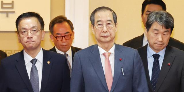 한덕수 국무총리와 최상목, 이주호 부총리, 조태열 외교부 장관이 4일 서울 종로구 정부서울청사 국무회의실에서 현안 논의를 마치고 회의장을 나서고 있다. 연합뉴스