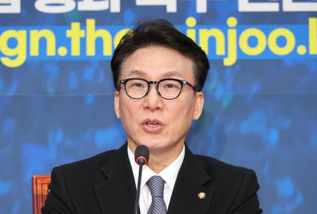 김민석 더불어민주당 최고위원이 지난달 24일 국회에서 열린 기자간담회에서 발언하고 있다. 연합뉴스