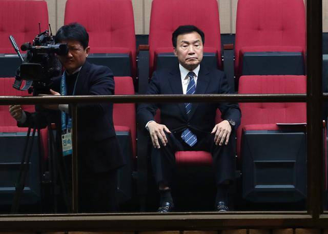 2018년 11월 1일 손학규 바른미래당 대표가 국회 본회의장 귀빈석에서 문재인 대통령의 시정연설을 듣고 있다. 원외인 손 대표는 1층 본회의장에 입장할 수 없어 2층에서 홀로 시정연설을 지켜봤다. 원외 당대표가 굳이 객석에 나온 것은 이례적이라 눈길을 끌었다.연합뉴스