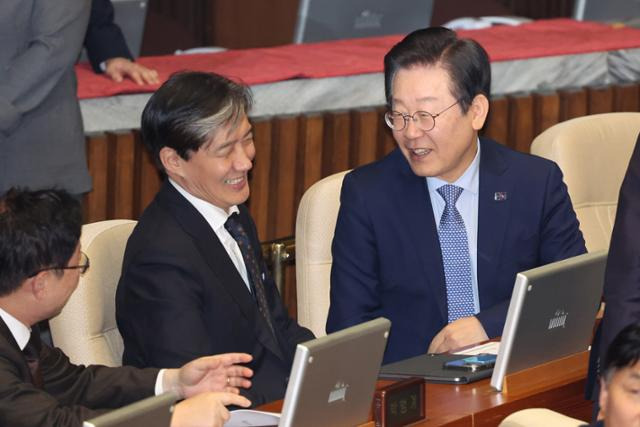 이재명(오른쪽) 더불어민주당 대표와 조국 조국혁신당 대표가 지난달 28일 국회에서 열린 본회의에서 대화를 나누고 있다. 뉴시스