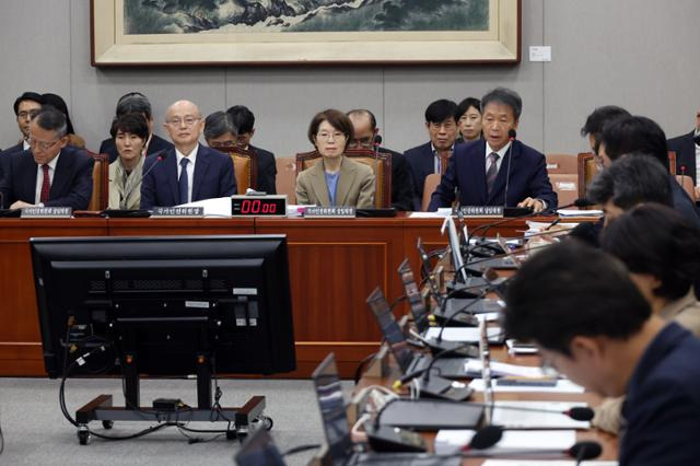 김용원 국가인권위원회 상임위원이 10월 31일 서울 여의도 국회에서 열린 국회운영위원회의 국가인권위원회 등 국정감사에서 단독 증인선서 후 의원 질의에 답하고 있다. 뉴시스