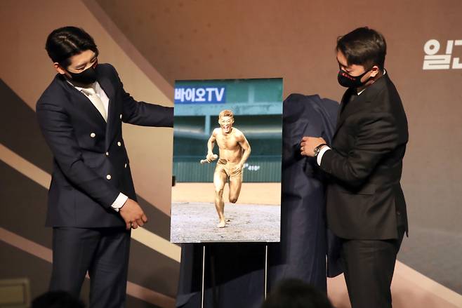 2022년 조아제약 프로야구 대상 시상식에서 포토제닉상을 받은 이종범의 사진을 공개하는 아들 이정후(왼쪽)와 사위 고우석. 사진=IS 포토