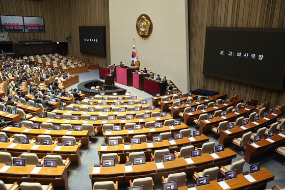 5일 오전 국회 본회의에서 윤석열 대통령에 대한 탄핵소추안이 보고되고 있다. 연합뉴스