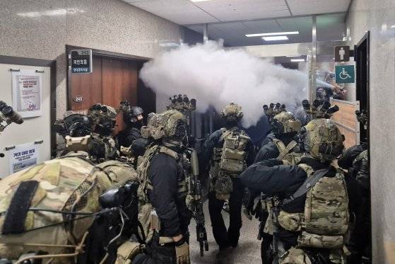 지난 4일 새벽 국회 본청에 진입한 군 병력이 국민의힘 당대표실쪽에서 본회의장 으로 진입하려 하자, 국회 직원들이 소화기를 뿌리며 진입을 막고 있다.연합뉴스