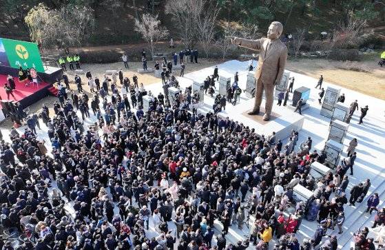 5일 오전 경북 안동시 경북도청 앞 천년숲에서 참석자들이 박정희 대통령 동상 제막을 지켜보고 있다. 연합뉴스