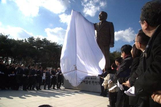 5일 경북 안동시 경북도청 앞 천년숲에서 열린 박정희 전 대통령 동상 제막식에서 참석자들이 동상 제막을 하고 있다. 뉴스1