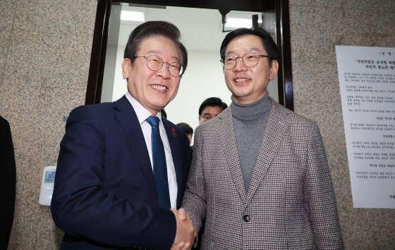 독일에서 유학 중인 김경수 전 경남도지사(오른쪽)가 5일 오후 급거 귀국해 국회를 방문, 더불어민주당 이재명 대표와 만난 뒤 나와 인사하고 있다. 연합뉴스