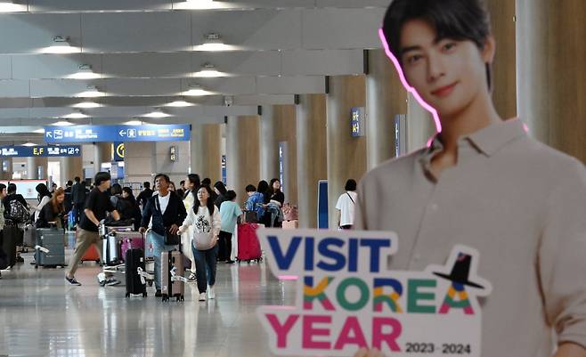 인천국제공항 제 1터미널입국장에 외국인 관광객이 입국하고 있다. 사진=최혁 기자