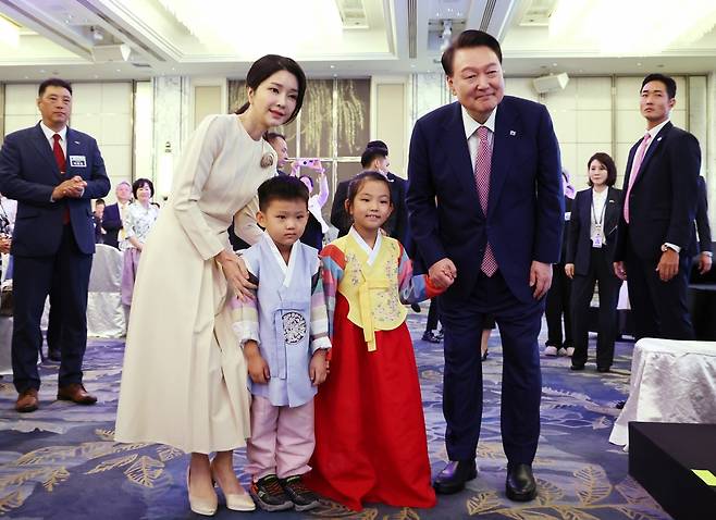 싱가포르를 방문 중인 윤석열 대통령과 김건희 여사가 9일 오후(현지시간) 싱가포르 샹그릴라 호텔에서 열린 동포 오찬 간담회에서 화동과 기념촬영을 하고 있다. 사진=연합뉴스 제공