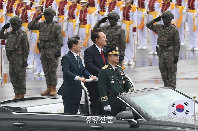 국군의 날인 지난 10월 1일 경기 성남 서울공항에서 열린 건군 76주년 국군의날 기념식에서 윤석열 대통령이 김용현 국방부 장관과 사열하고 있다. 한수빈 기자