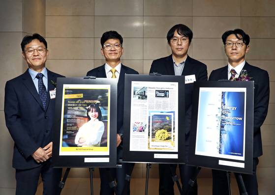 Korea JoongAng Daily Chief Operating Officer Kweon Hyuk-joo takes a photo with the awardees of its annual Advertising Awards, from second from left, Park Jin-young, chief public relation officer at the KB Financial Group, Kim Cheol-woong, head of Wonju City Government's strategic public relations team, and Song Eun-gyun, general manager at the public relations planning and corporate communication bureau at Korea Hydro & Nuclear Power, at the ceremony held at Westin Josun Seoul in central Seoul on Thursday. [PARK SANG-MOON]