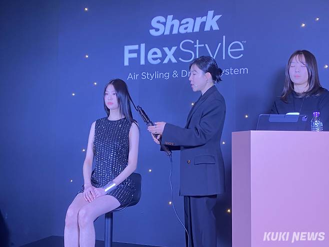 정난영 룰루 원장이 샤크 뷰티 츨렉스타일 에어 스타일러를 통해 모델에게 스타일링 시연을 하고 있다. 사진=심하연 기자