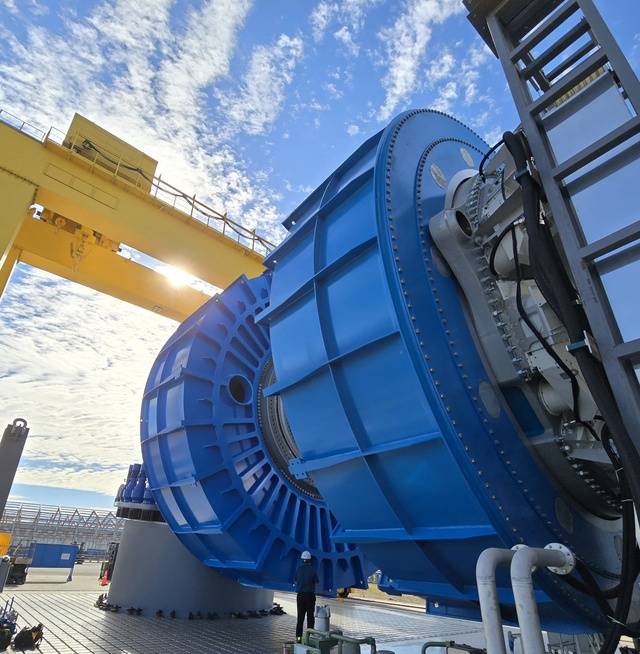 경남 사천 유니슨 공장에서 성능 시험 단계를 거치고 있는 10㎿급 해상풍력터빈 발전기 모습. 발전기는 풍력발전기의 블레이드가 만들어낸 회전에너지를 전력으로 바꾸는 역할을 한다. 유니슨 제공