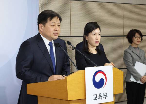 강태훈 대학수학능력시험 채점위원장이 5일 오후 정부세종청사 교육부 브리핑실에서 2025학년도 대학수학능력시험 채점 결과를 설명하고 있다. 연합뉴스