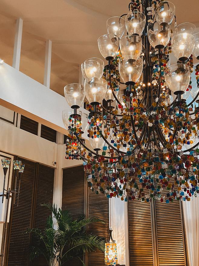 카할라 호텔 로비와 샹들리에의 모습 / 사진=권효정 여행+ 기자