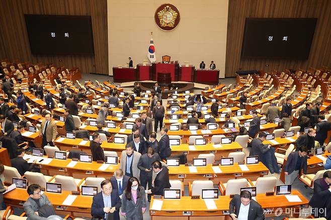 5일 오전 서울 여의도 국회에서 열린 제418회 국회(정기회) 제16차 본회의가 정회되자 더불어민주당 의원을 비롯한 야당 의원들이 자리를 떠나고 있다 이날 국민의힘은 본회의에 불참했다. 2024.12.05. /사진=뉴시스