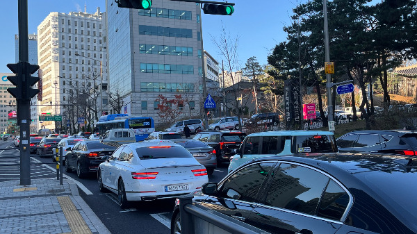 5일 전국철도노동조합이 '무기한 총파업'에 돌입한 가운데 광화문역 인근 도로에 교통 정체가 발생했다. 사진은 서울 종로구 세종로에 차량들이 줄지어 서있는 모습. /사진=곽선우 기자